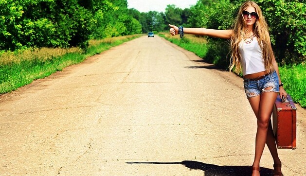 Эротичная блондинка спровоцировала ДТП: опубликовано видео