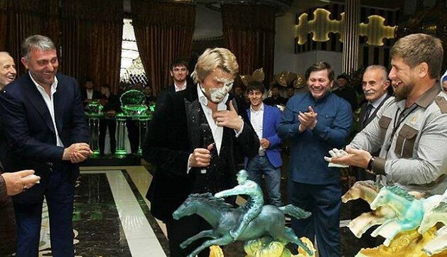 Известного российского артиста записали в шуты Кадырова