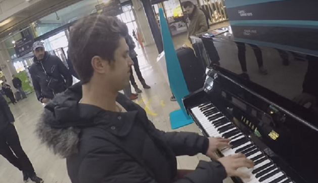 В центре Парижа исполнили гимн Украины: опубликовано видео