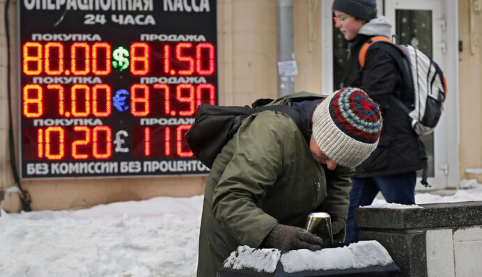 Экономика в России практически не дышит, - Александр Сотник