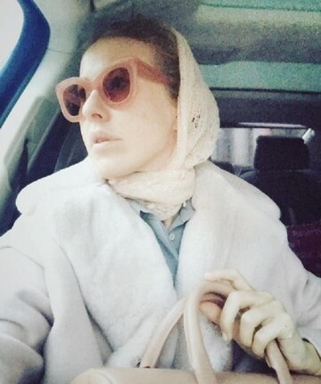 Светская львица в белом пальто жестко высказалась по поводу грязи в Москве