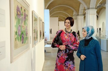 Жена Яценюка козырнула цветастым платьем: опубликованы фото