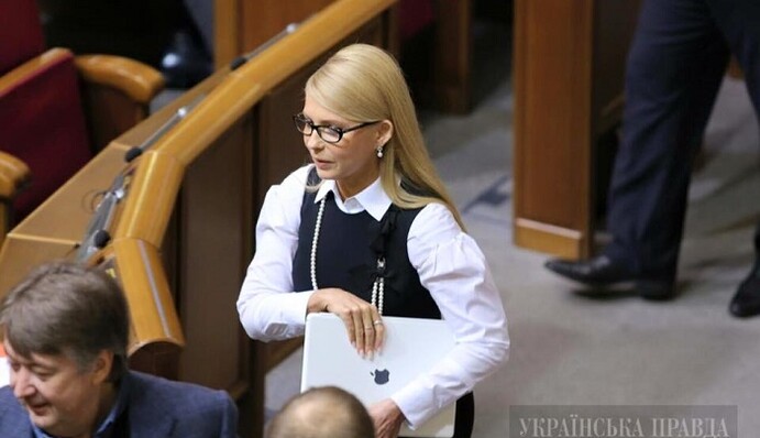 Любимая газета Путина изучила историю причесок Тимошенко: опубликованы фото