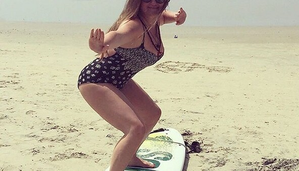 Могилевская позировала в купальнике на берегу океана