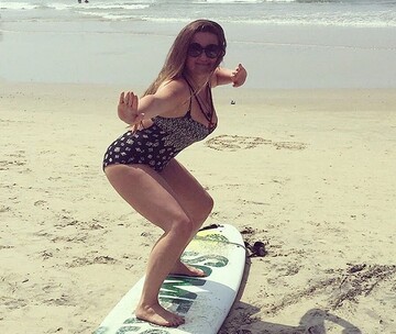 Могилевская позировала в купальнике на берегу океана