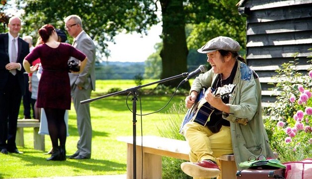 Британец порадовал украинцев акустической версией песни Джамалы: опубликовано видео
