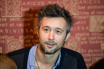 Известный украинский певец продолжает отмечать Новый год