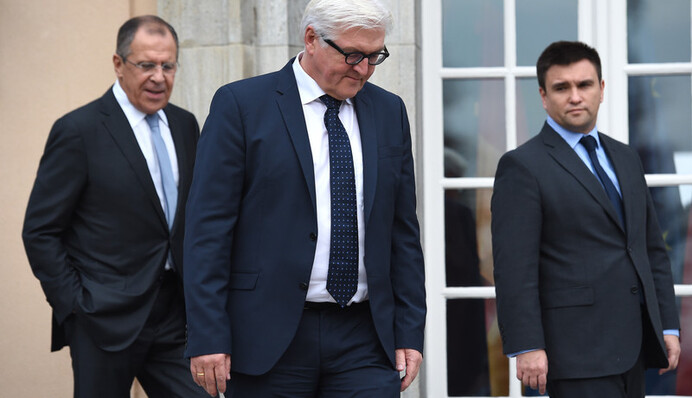 Запад решил вынудить Украину принять закон о выборах на Донбассе