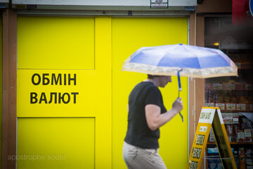 Падение гривны - вопрос времени: эксперты пояснили, почему девальвация почти неизбежна