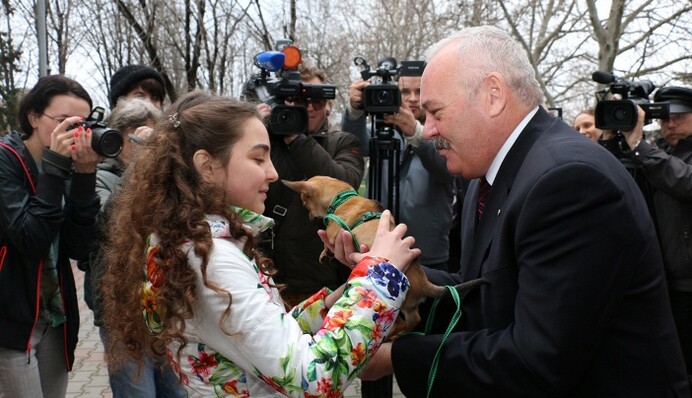 Путин подарил собачку украинской девочке: опубликованы фото