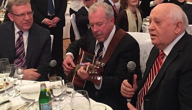 У Порошенко отреагировали на украинскую песню от Горбачева