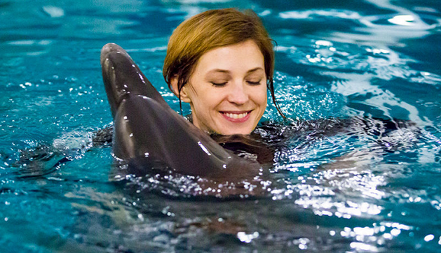 Появилось видео, как Поклонская развлеклась с дельфинами