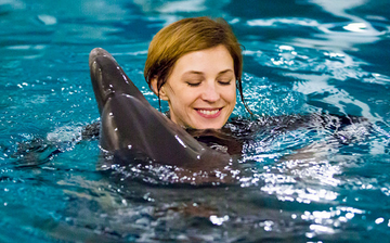 Появилось видео, как Поклонская развлеклась с дельфинами