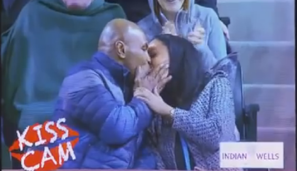 Знаменитый боксер позабавил сети своим смущением при поцелуе: опубликовано видео