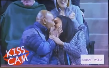 Знаменитый боксер позабавил сети своим смущением при поцелуе: опубликовано видео