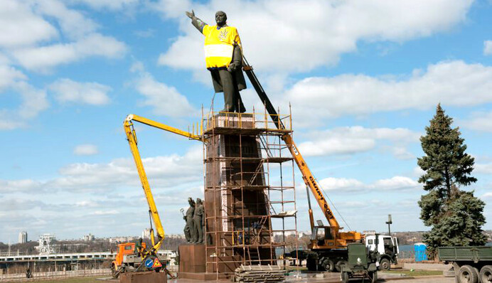 Всему в мире приходит конец: соцсети высмеяли снос Ленина в Запорожье