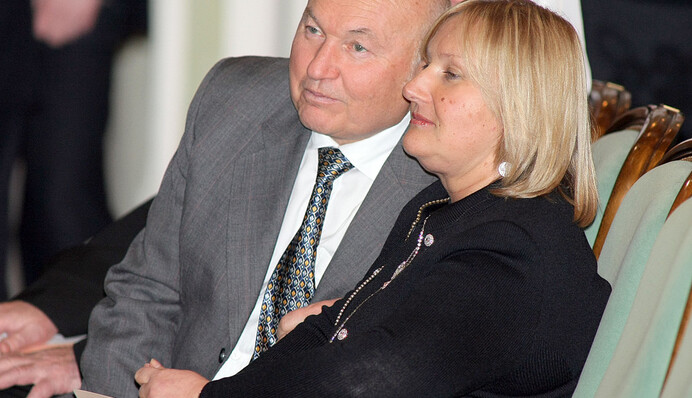 Лужков с супругой позабавили сети селфи с вараном