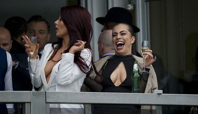 Модель возмутила Великобританию своим вызывающим жестом: опубликованы фото