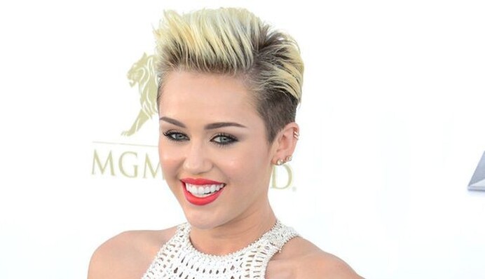 Майли Сайрус взорвала сети фото со своей кошкой