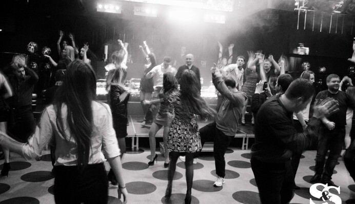 Клуб ДНР поразил своими вечеринками рядом с боевыми действиями