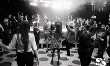 Клуб ДНР поразил своими вечеринками рядом с боевыми действиями