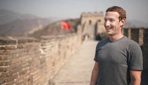 Цукерберг взорвал сети фото своего лихого спуска с Великой Китайской стены