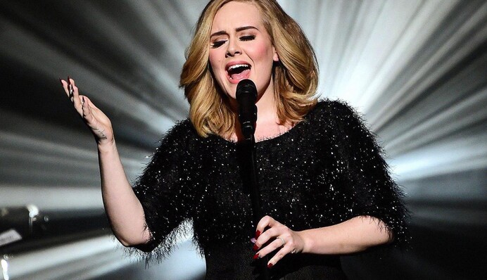 Адель выразила соболезнования близким погибших в Брюсселе: опубликовано видео
