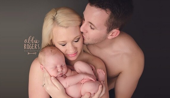 Сети взорвало забавное фото пары с младенцем