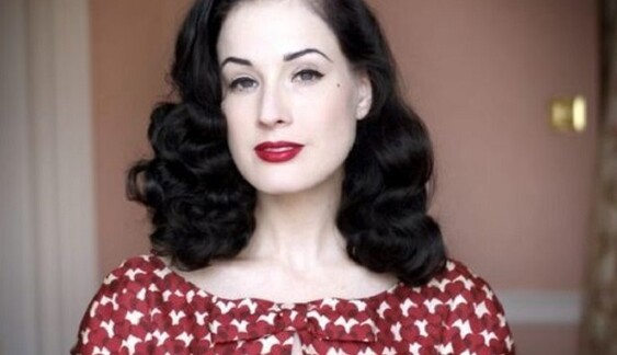 Названа цена украинской вышиванки знаменитой американской фотомодели