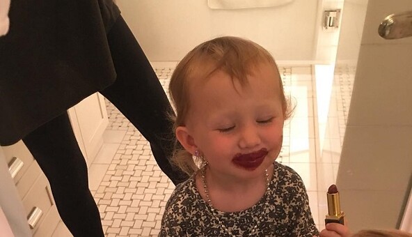 Маникюр, педикюр и не только: как мировые звезды следят за своими дочерьми