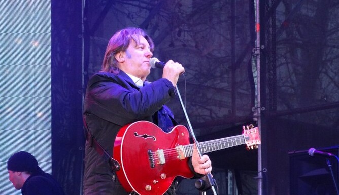 Скандальный российский певец забавно сравнил Путина с Земфирой