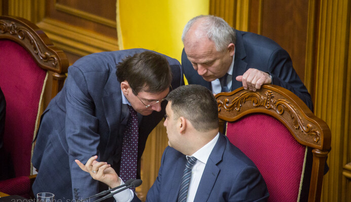 Премьериада в Украине: почему у Порошенко оказались не готовы к отставке Яценюка