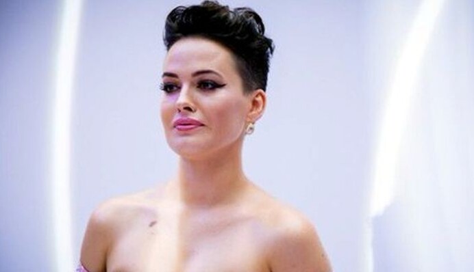 Украинская секс-бомба забралась на пальму: опубликовано фото