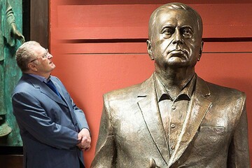 Жириновского лишают памятника