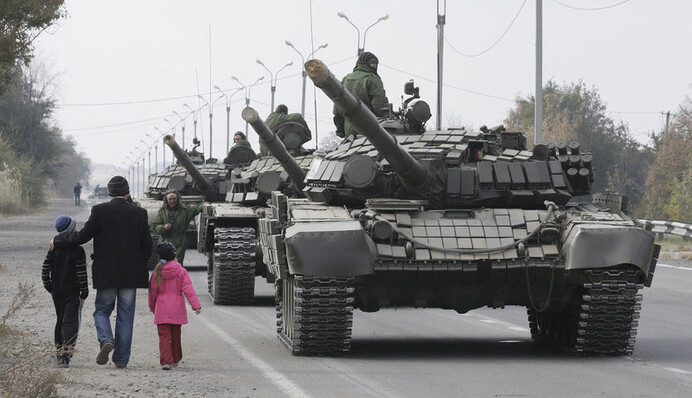 Война на Донбассе: Россия ввела в Украину от трех до четырех бригад своих солдат