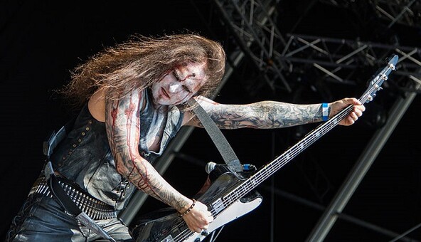 Соцсети позабавил инцидент в России с депутатом и музыкантом западной группы