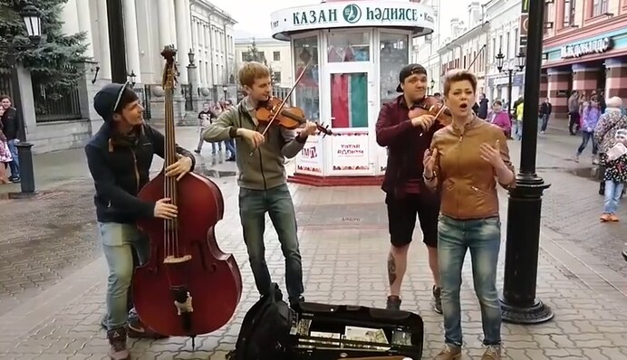 В сети ажиотаж вокруг видео с якобы спонтанной песней о Путине