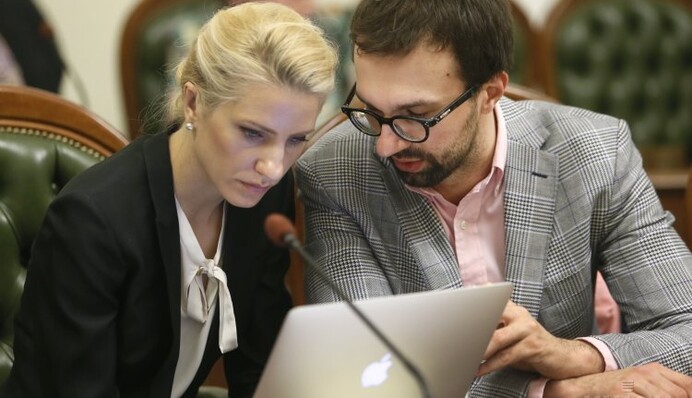 Нардепы позабавили романтичным попаданием в кадр: опубликовано видео