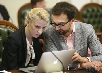 Нардепы позабавили романтичным попаданием в кадр: опубликовано видео