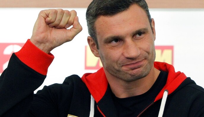 В сети на фотоколлажах объяснили причину падения Кличко с велосипеда