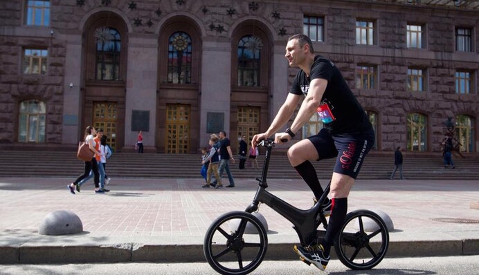 Виталий Кличко доездился: соцсети обсуждают, как мэр Киева упал с велосипеда