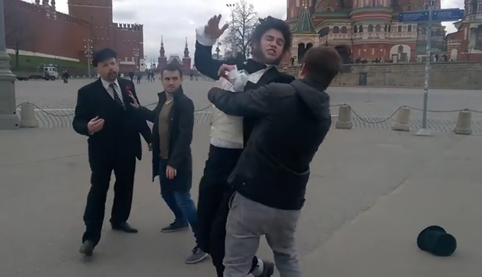 Появилось забавное видео драки Пушкина с Лениным в Москве