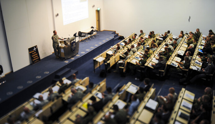 Главные угрозы - ИГИЛ и Россия: чему учат офицеров в военной школе НАТО