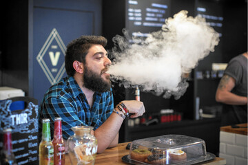 Чтобы снизить количество курильщиков в Украине, понадобится 20 лет