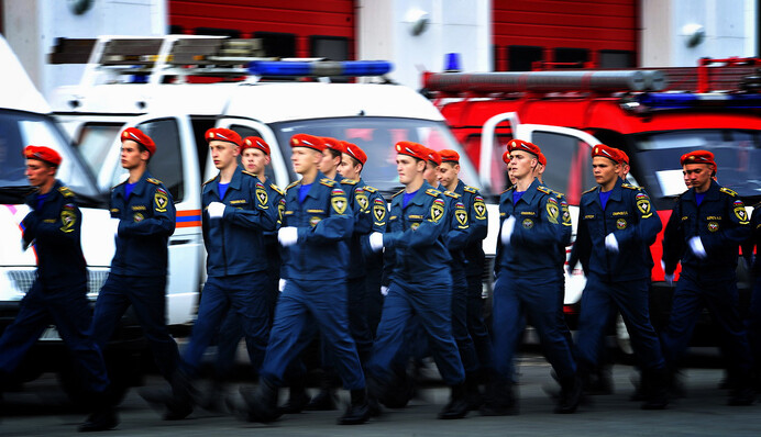 Соцсети взорвало романтичное фото целующегося спасателя