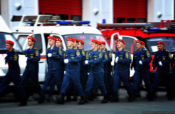 Соцсети взорвало романтичное фото целующегося спасателя