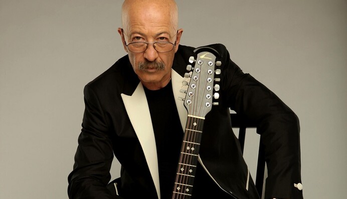 Известный бард позабавил сети, вырядившись ветераном: опубликованы фото