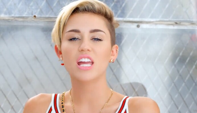 Американская поп-звезда оконфузилась с татуировками: опубликовано фото