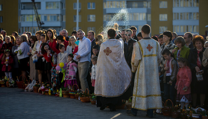 Если не материально, то хотя бы поцелуем: как политики поздравляли с Пасхой в соцсетях