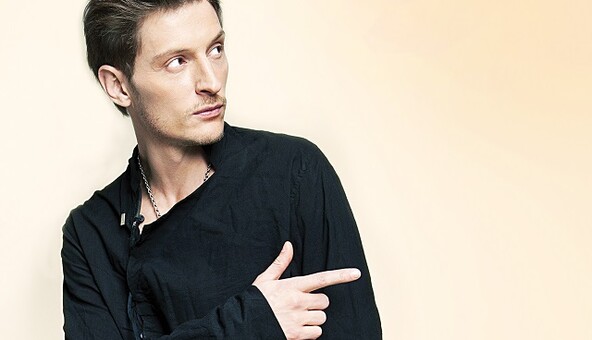 Российский комик позабавил сети своим плакатом в деревне: опубликовано фото